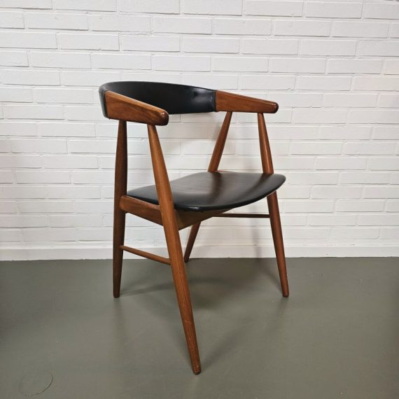 Deens design Stoel by Aksel Bender Madsen & Ejner Larsen jaren 50 / 60 - als bureaustoel ook zeer geschikt - B48xD50cm zithoogte 44cm - teakhout met skaileer, in zeer goede vintage staat - € 375