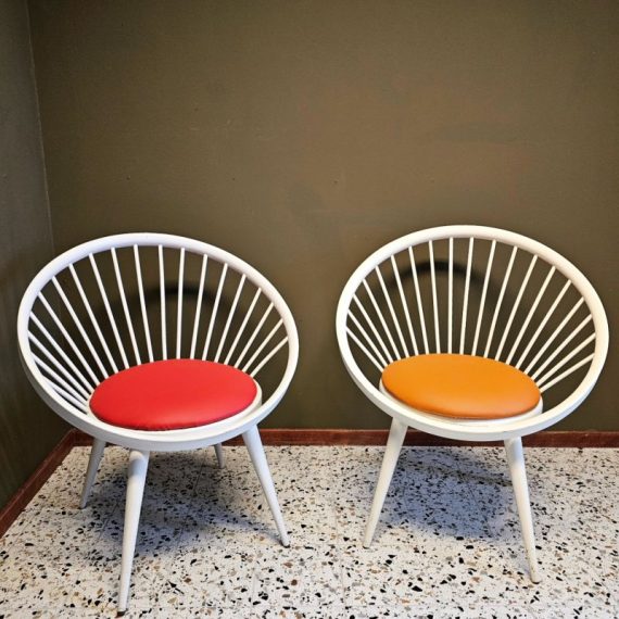 Circle chair by Yngve Ekström - Zweden jaren 60 - 3 beschikbaar; 1 met rood en 2 met oranje kussen in nieuw skaileer - in goede vintage staat met lichte gebruikssporen - Prijs per stuk € 240