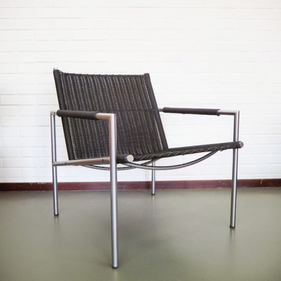 Spectrum fauteuil SZ01 door Martin Visser, design klassieker in zwart kunstriet - H70xB60xD65 - dit exemplaar komt uit de jaren 80 - 3 kleine breukjes in het riet, verder in zeer goede staat - € 370
