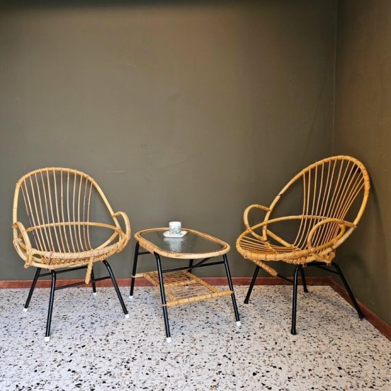 Rotan Set van twee fauteuils en een salontafel met gewolkt blad en onderrek - alles intact en in zeer goede staat - setprijs € 290