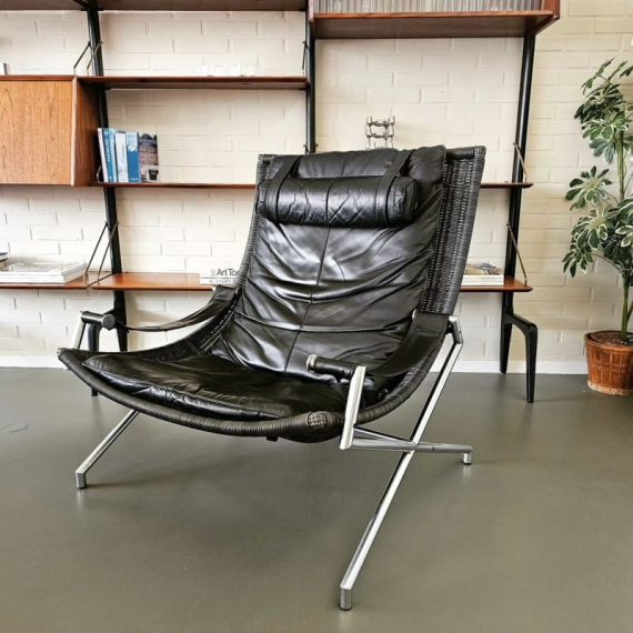 Vintage Dutch design Gerard van den Berg DES2021 Fauteuil voor Rohé Noordwolde - riet en leer in zwart - in goede vintage staat, 1 hoekje heeft lichte schade aan het riet en 1 armleuning heeft een leerreparatie - B87xD90xH92cm, zithoogte ca. 40cm - € 530