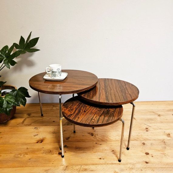 Set Nesting Tables van Vaza Roden - drie stuks tripod tafeltjes met chromen vierkantige pootjes en rond blad (zeldzaam!) van pallissander fineer - Ø40cm H33cm - het middelste tafeltje heeft een klein onopvallend schadeplekje langs de rand, verder in zeer goede vintage staat - € 295