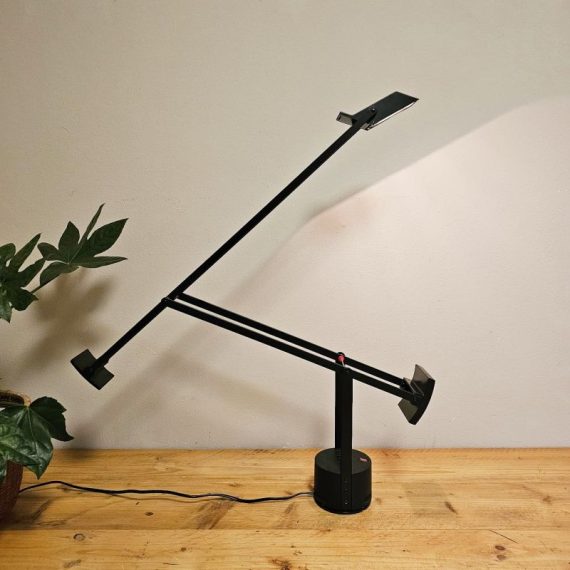 Bureau lamp Tizio 50 – Artemide – R. Sapper 1972 - lichtknop op de voet met 2 standen, halogeen (eventueel tzt te vervangen door een led versie) - alle kanten op kantelbaar, ook de kap is kantelbaar - zwart, in zeer goede vintage staat - postmodern / tijdloos ontwerp € 320