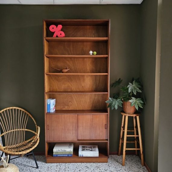 Scandinavische vintage (boeken)kast in teak, met 2 schuifdeuren en mooi afgeronde planken in mooie, goede en stevige vintage staat - H212xB96xD26cm - € 560