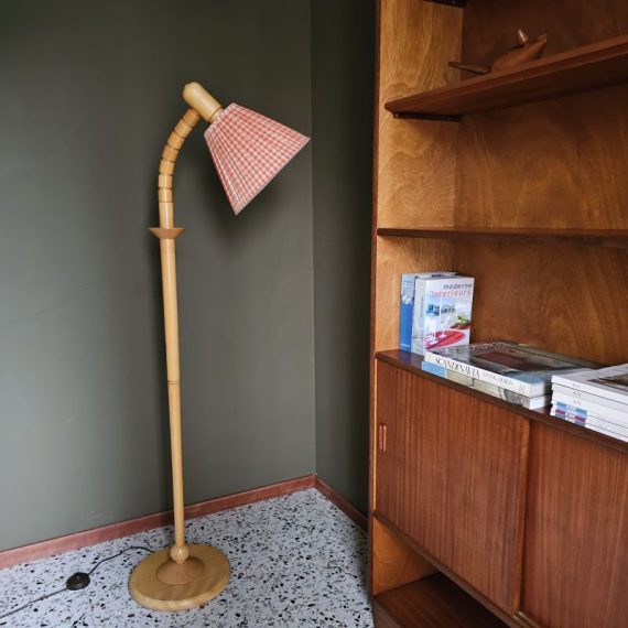 Scandinavische Vloerlamp ( Solbacken Svarveri wellicht, Zweden) in massief grenen, met buigbaar bovendeel - prima vintage staat - € 185