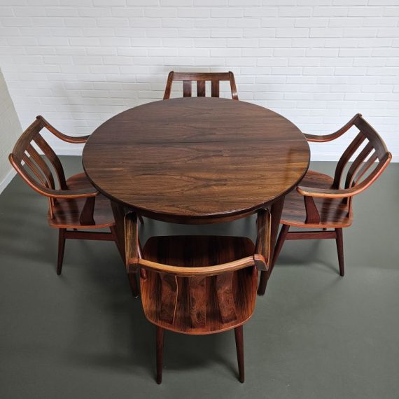 Ronde Deense eettafel in pallissander met mooie ronde poten (stoelen zijn verkocht) - de tafel heeft een uitklapbaar middenstuk naar ovaal - H76cm 110x110cm, uitklapbaar naar 110x145cm - € 850