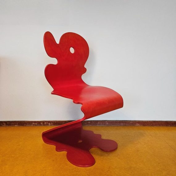 Verner Panton "Pantonic 5010 Chair" voor Studio Hag - gebogen plywood, rood gelakt - in goede vintage originele staat - zithoogte 46cm - € 1180