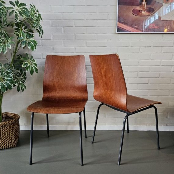 Set Friso Kramer stoelen uit de Euroika serie voor Auping jaren 60 - gebogen plywood met antraciet metalen onderstel - H80xB42xD50cm Zithoogte43cm - in goede vintage staat - Setprijs € 250