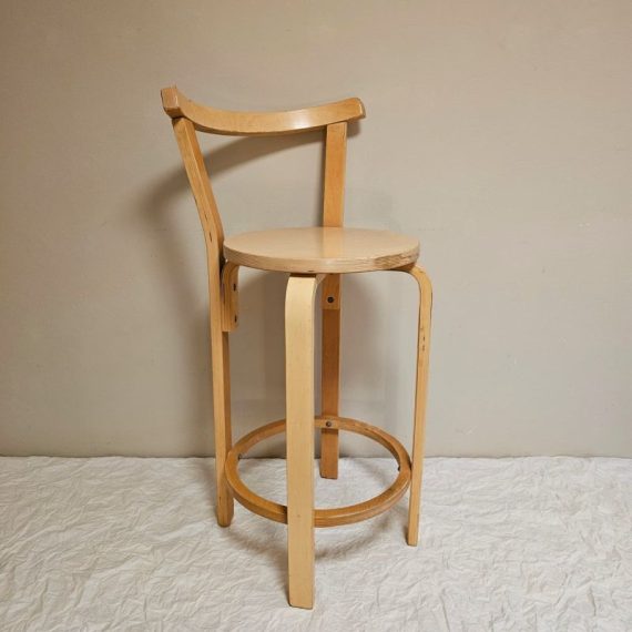 Barkruk / Kinderstoel (in de stijl van) Alvar Aalto voor Artek - gebogen plywood beukenhout - H84xØ70xZithoogte60cm - in goede vintage staat met wat sporen van gebruik - € 175